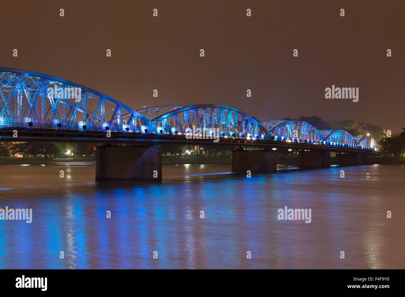 Vista panoramica di Truong Tien bridge di notte, tonalità, Vietnam Foto Stock