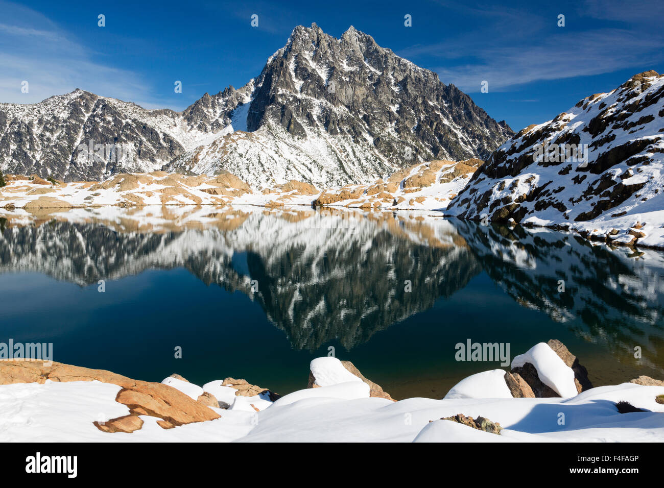 Stati Uniti d'America, Washington, Alpine Lakes Wilderness, Ingalls lago, con Mount Stuart e la neve fresca. Foto Stock