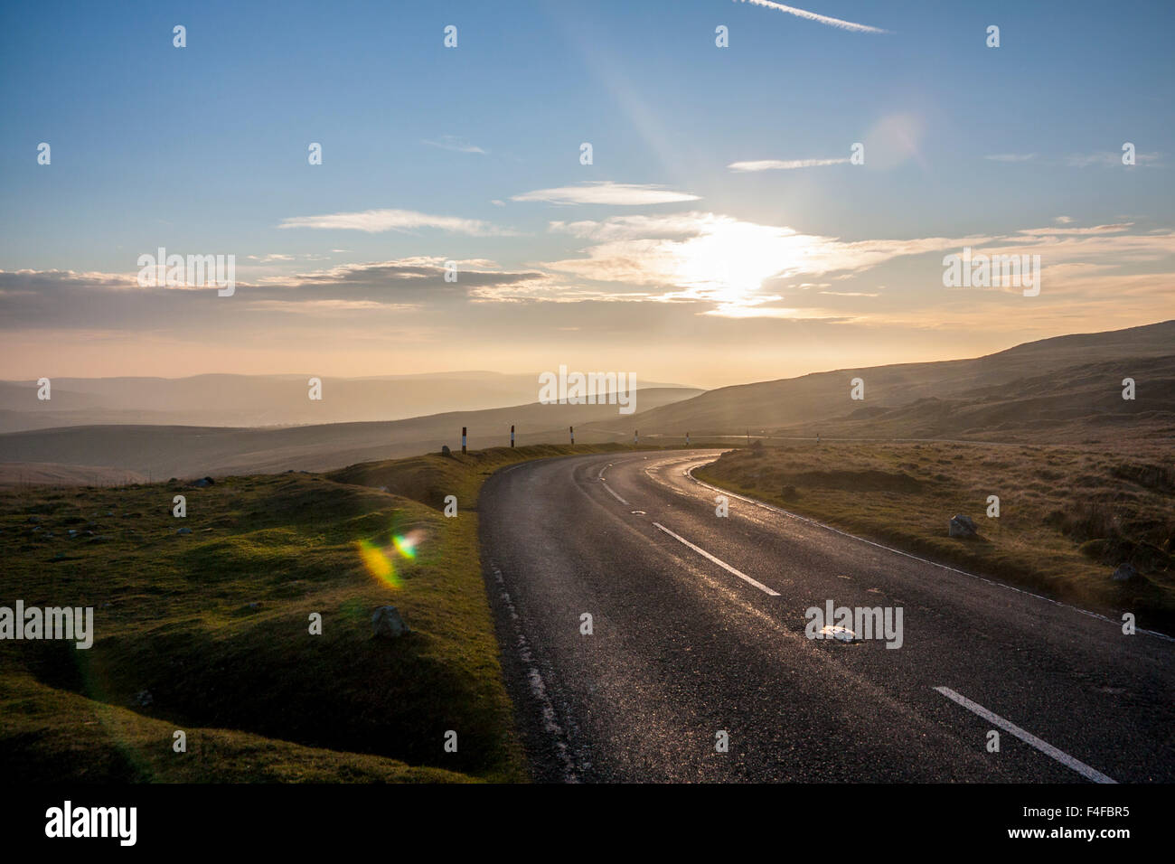 Un4069 strada sulla montagna nera sopra Brynaman al tramonto Parco Nazionale di Brecon Beacons Carmarthenshire South Wales UK Foto Stock