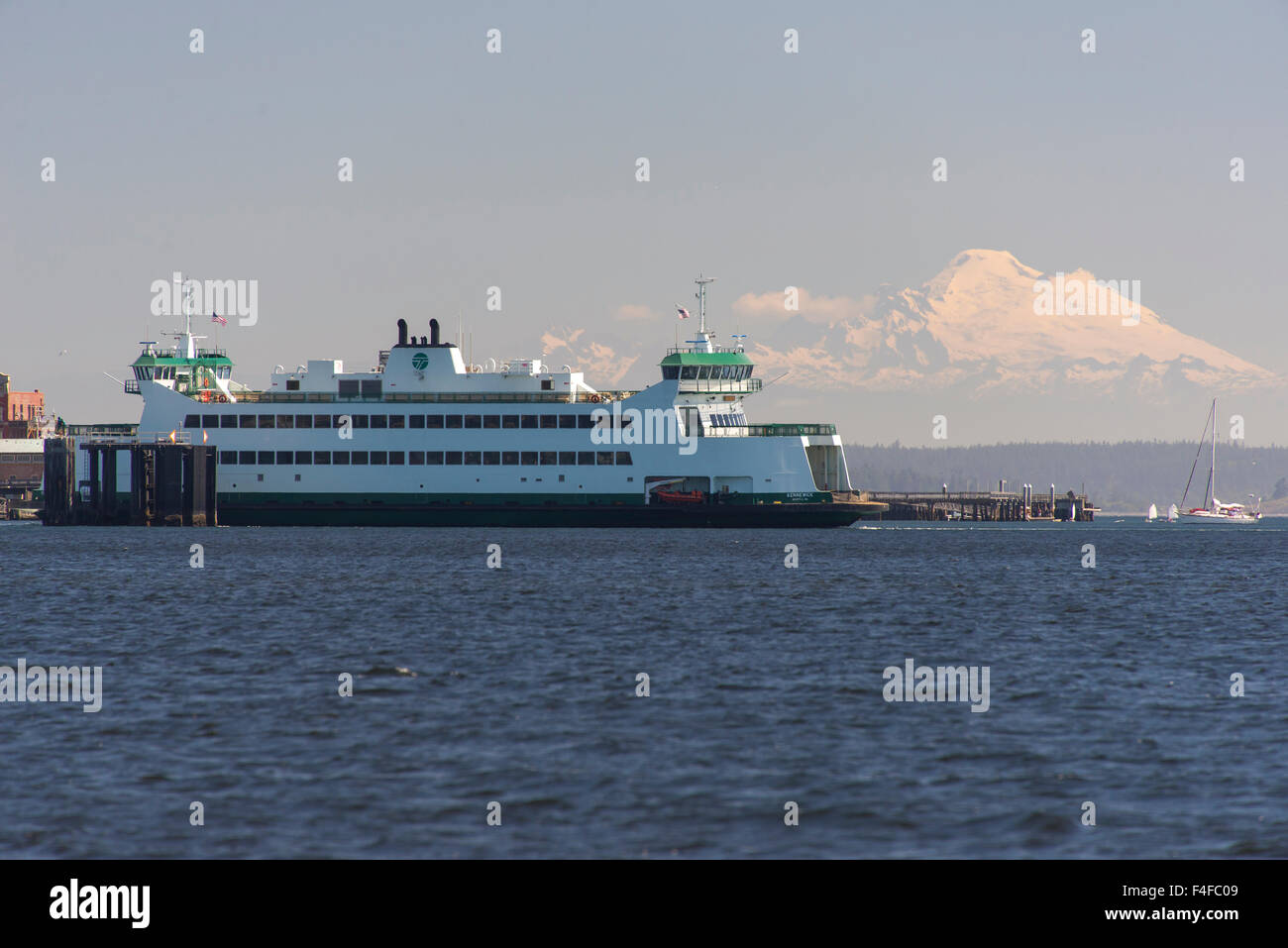 Stati Uniti d'America, nello Stato di Washington. Il traghetto arriva a Port Townsend da Whidbey Island, con Mount Baker in background. Foto Stock