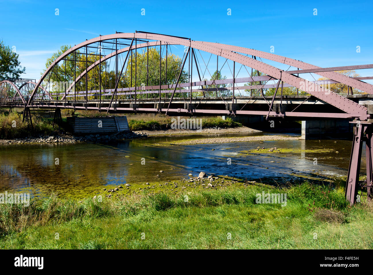 Il ponte di ferro o esercito vecchio ponte che attraversa il fiume Platte a Fort Laramie, fu costruito nel 1875 ed era un collegamento vitale tra impieghi militari e le Black Hills del Dakota del Nord. (Grandi dimensioni formato disponibile) Foto Stock