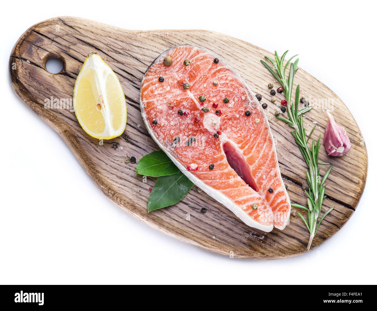 Bistecca di salmone sul tagliere su sfondo bianco. Foto Stock