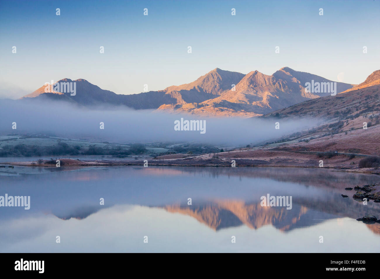 Llynnau Mymbyr Snowdon Horseshoe da Capel Curig nella nebbia di mattina Snowdonia National Park North Wales UK Foto Stock