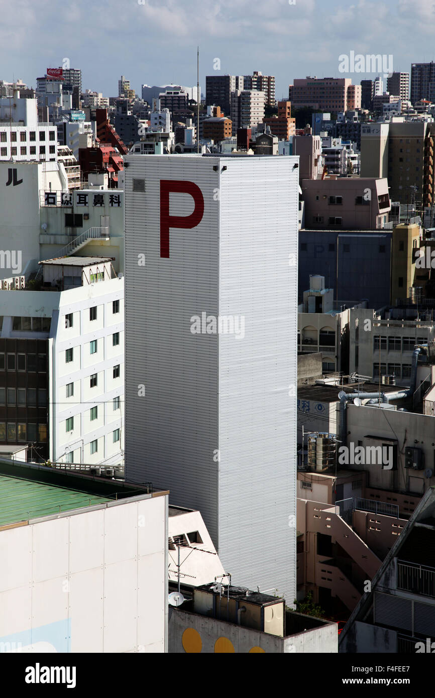 Si tratta di una foto di un parcheggio multipiano a Naha nell'isola di Okinawa in Giappone. Siamo in grado di vedere la grande lettera P per PARCHEGGIO Foto Stock