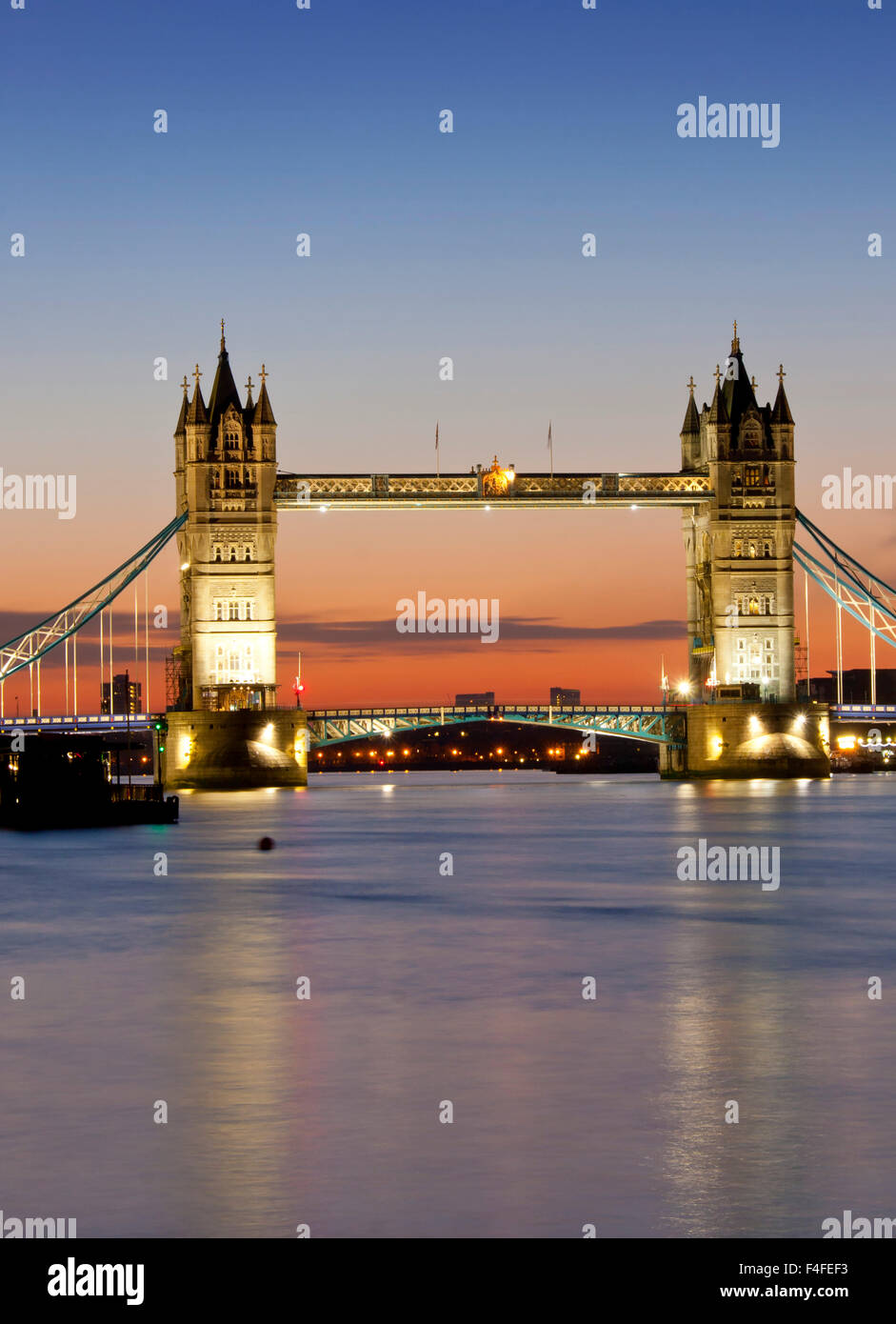 Il Tower Bridge e il fiume Tamigi all'alba sunrise Londra Inghilterra REGNO UNITO Foto Stock