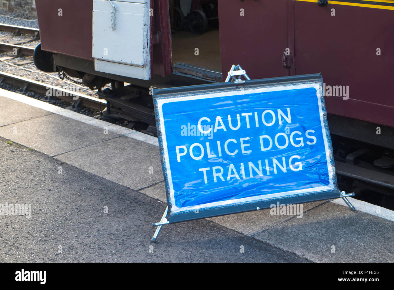 Attenzione i cani di polizia segno di formazione Foto Stock