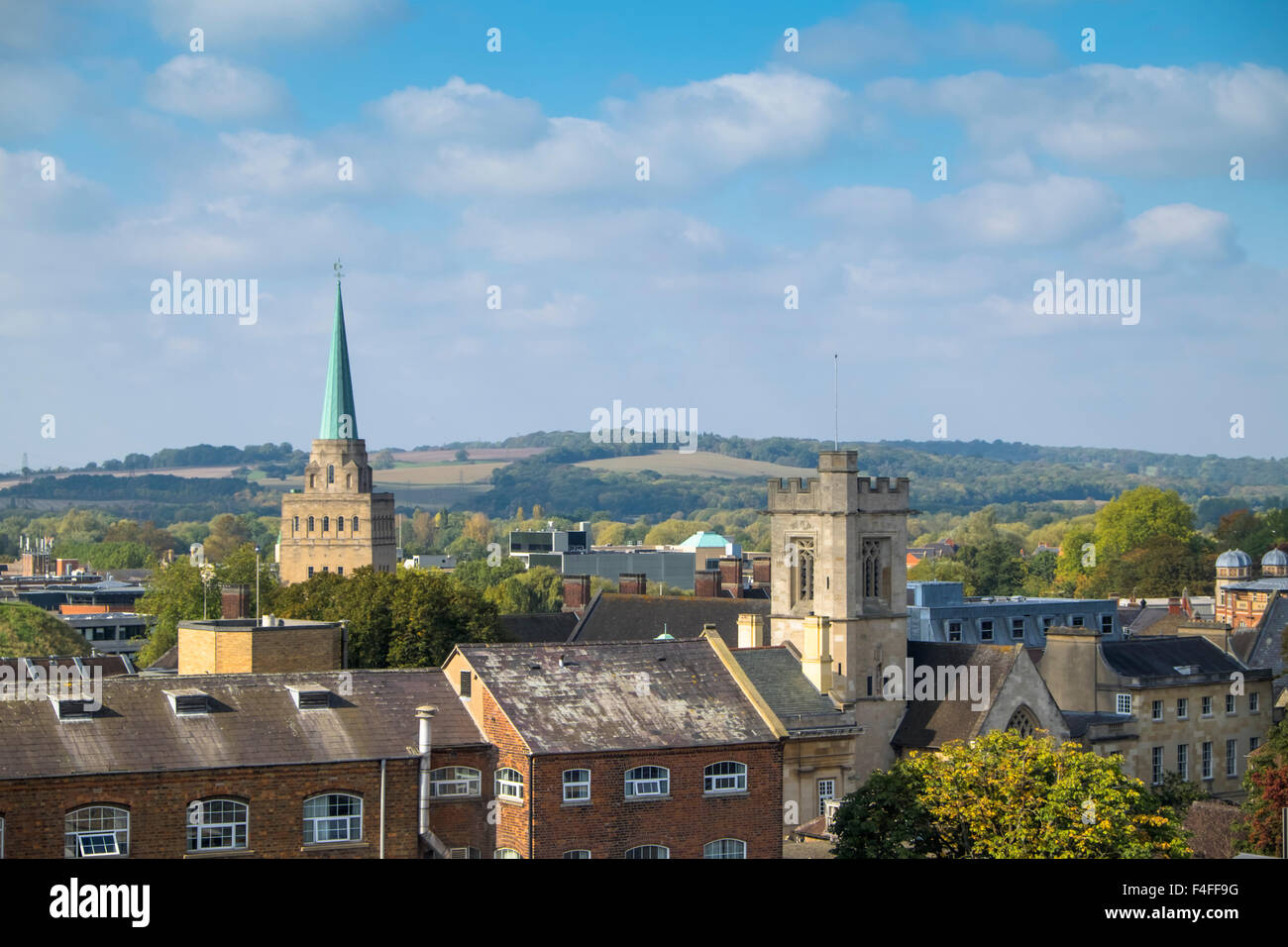 Una visita alla storica città universitaria di Oxford Oxfordshire England Regno Unito vista dalla torre Carfax circa a Nord Ovest Foto Stock
