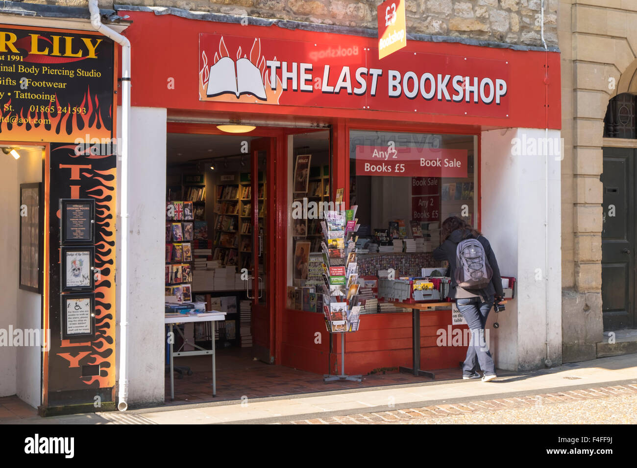 Una visita alla storica città universitaria di Oxford Oxfordshire England Regno Unito l'ultimo Bookshop Foto Stock