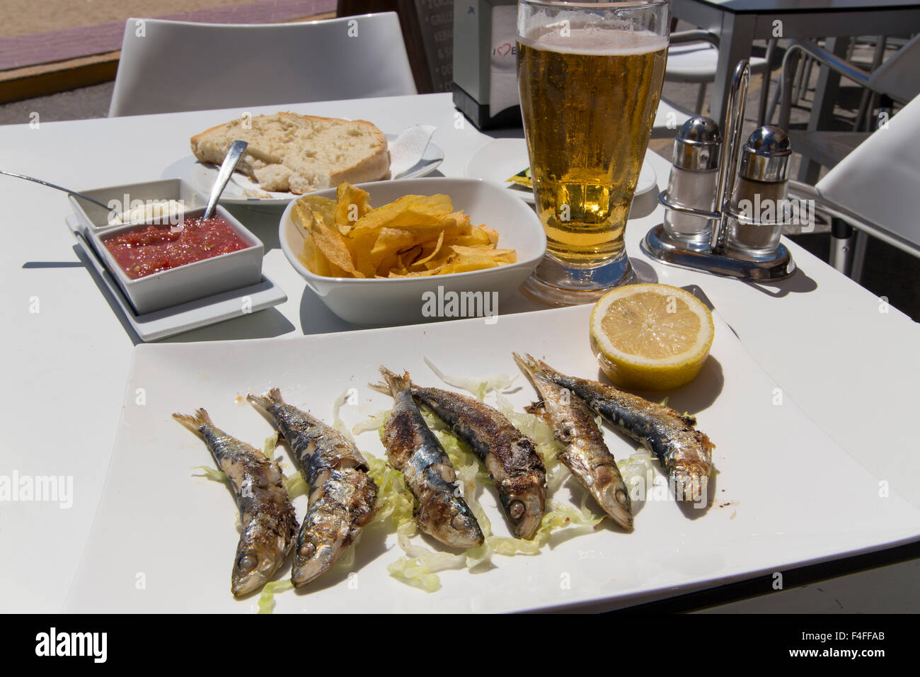 La sardina il pranzo con la birra in Torrevieja Spagna Foto Stock
