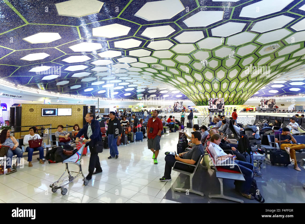 Emirati Arabi Uniti: Terminal 1 Concourse, il transito hall e negozi duty free all'Aeroporto Internazionale di Abu Dhabi Foto Stock