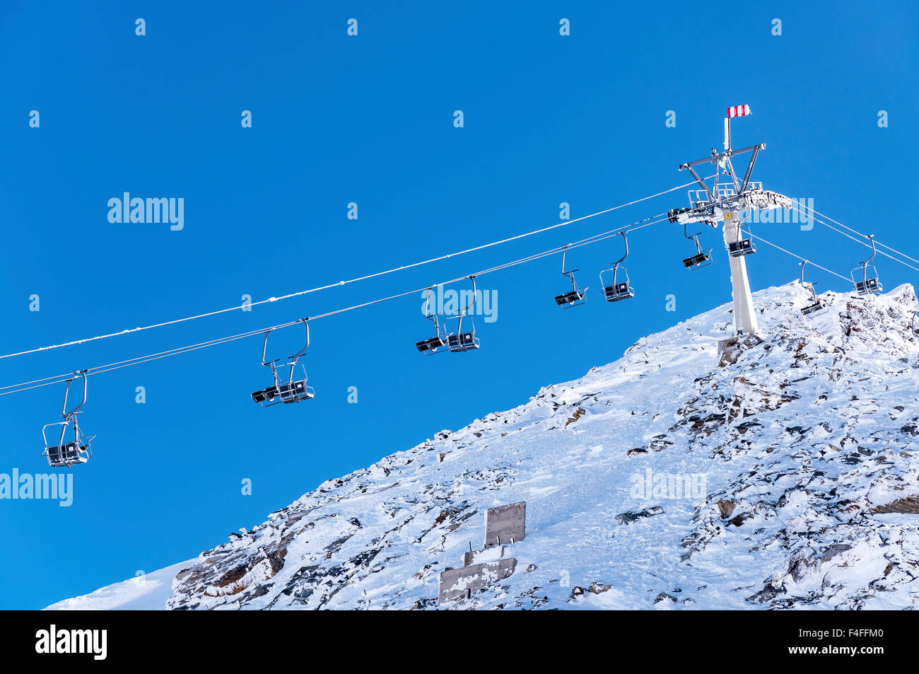 Seggiovia vuota sul ghiacciaio di Hintertux nelle Alpi della Zillertal in Austria Foto Stock