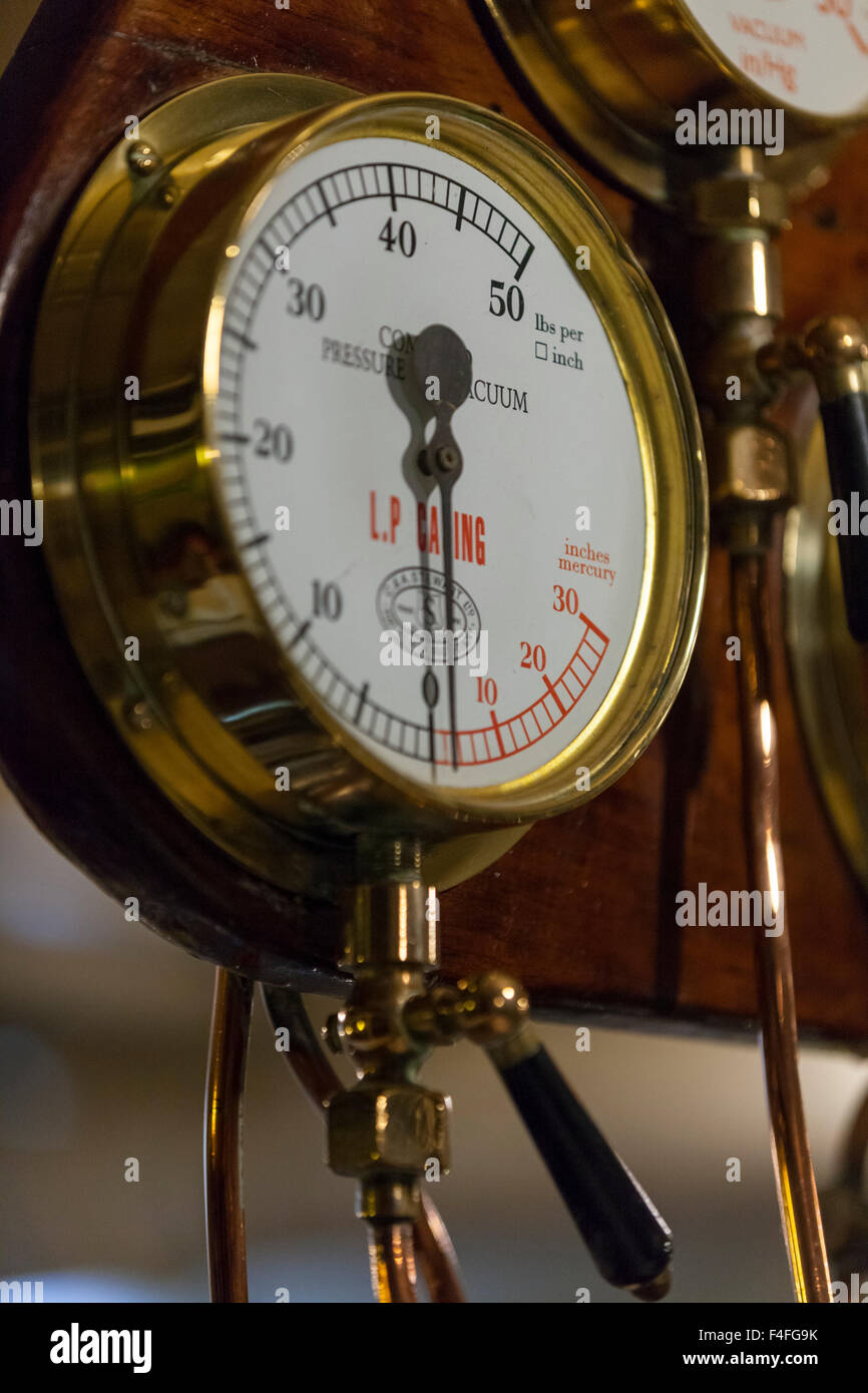 Close up in ottone lucido misuratore di pressione nella camera del motore del battello a vapore Waverley, l'ultimo ocean andando a pale nave a vapore Foto Stock