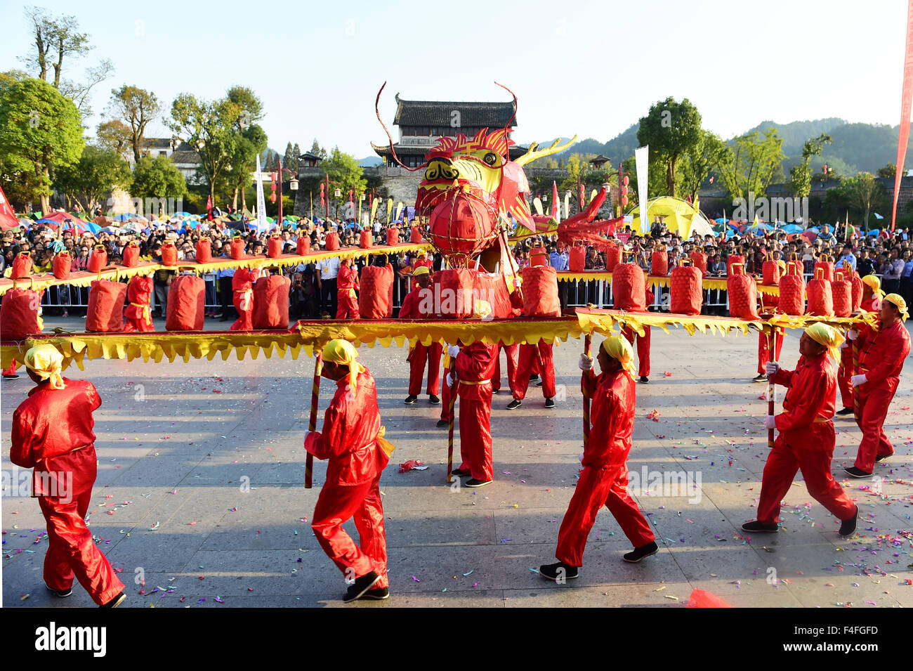 (151017) -- SHEXIAN, Ottobre 17, 2015 (Xinhua) -- attori eseguire dragon dance durante un folk festival della cultura a Huizhou antica cittadina nella contea di Shexian, est cinese della provincia di Anhui, Ottobre 17, 2015. Migliaia di cultura popolare guardato gli appassionati di prestazioni del festival che ha dato dei calci a fuori qui il sabato. (Xinhua/Du Yu)(mcg) Foto Stock