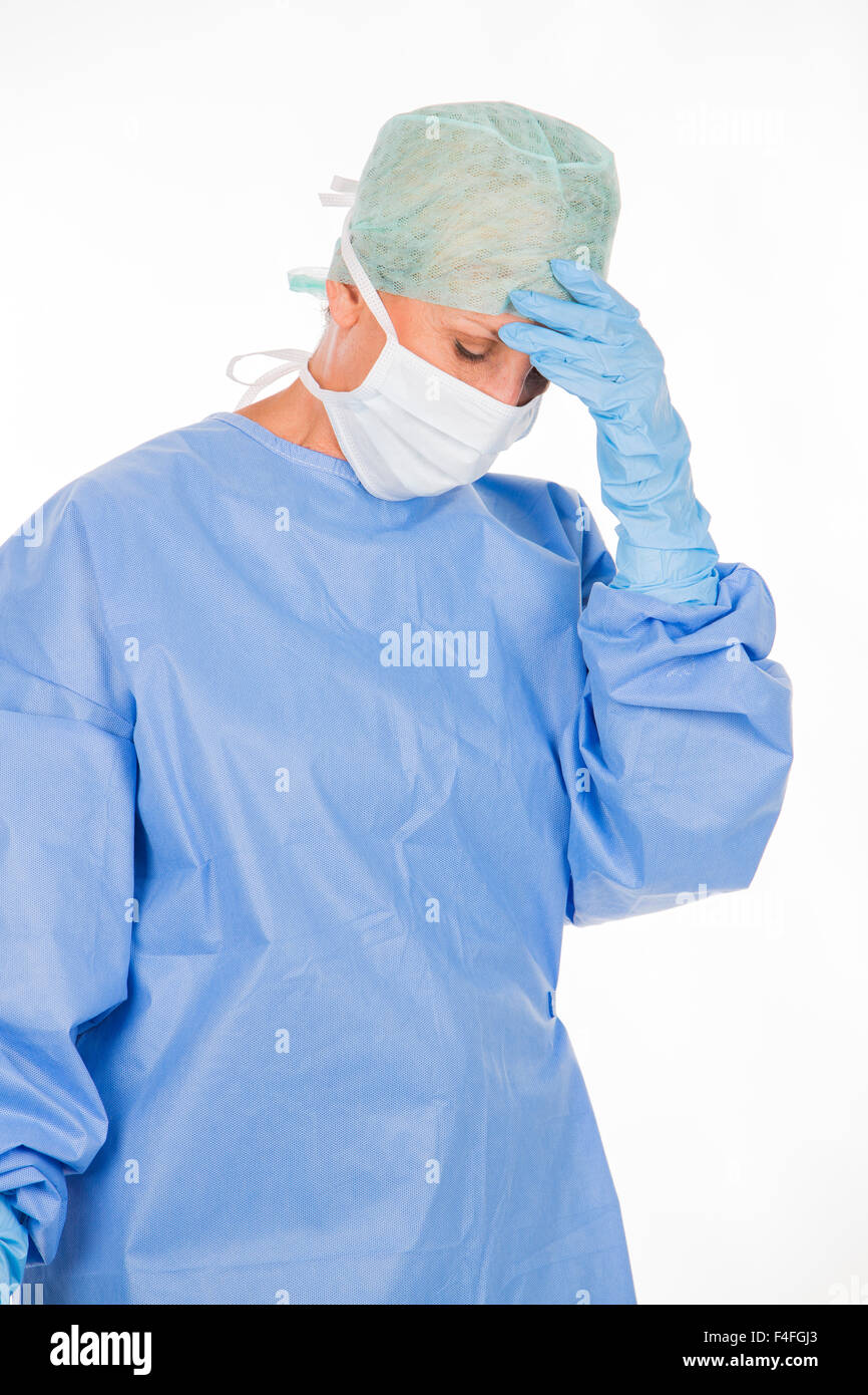 Stanco donna chirurgo dopo un funzionamento Foto Stock