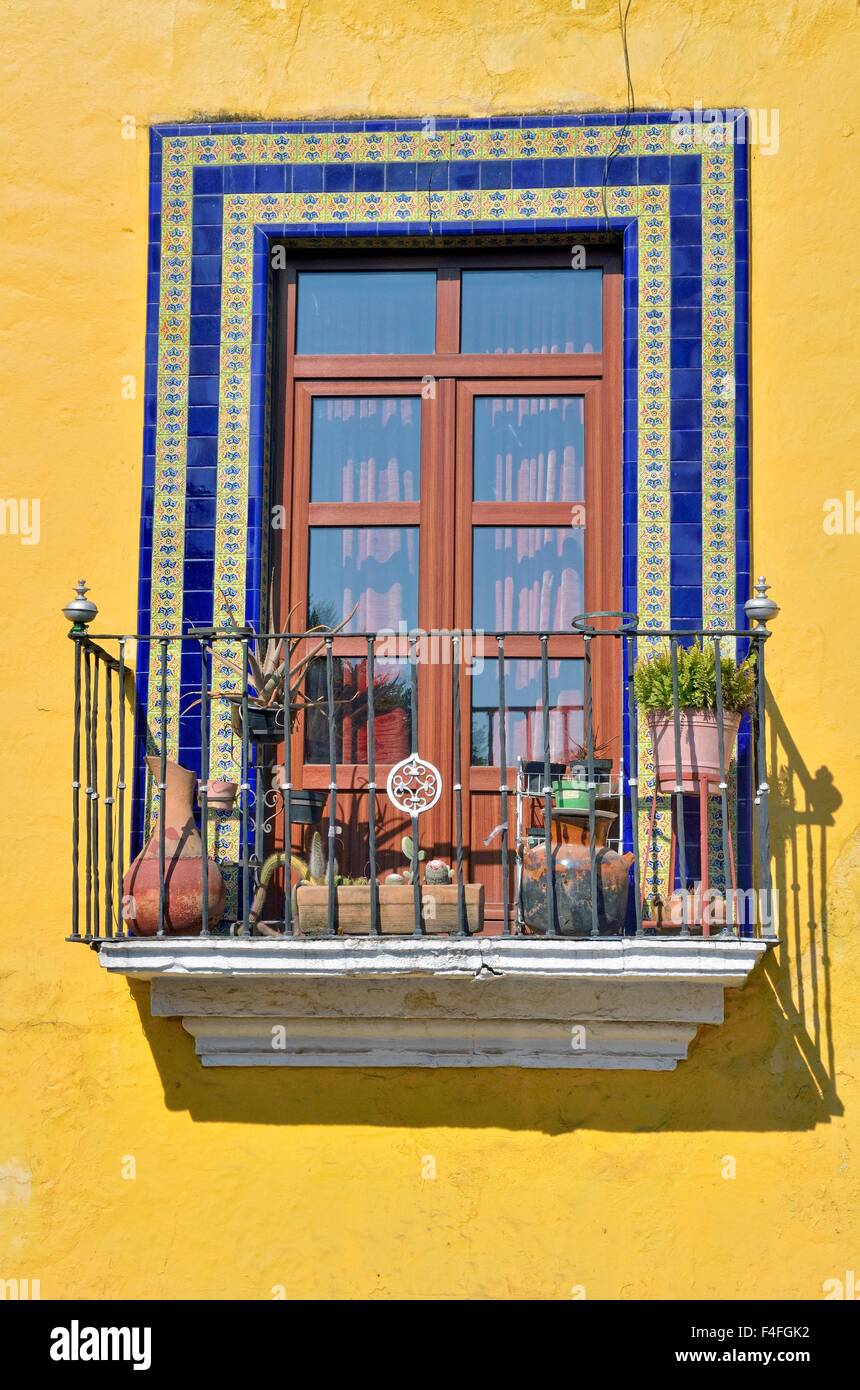 Balcone, porta in legno con telaio rivestito di piastrelle, Heroica Puebla de Zaragoza, Puebla, Messico Foto Stock