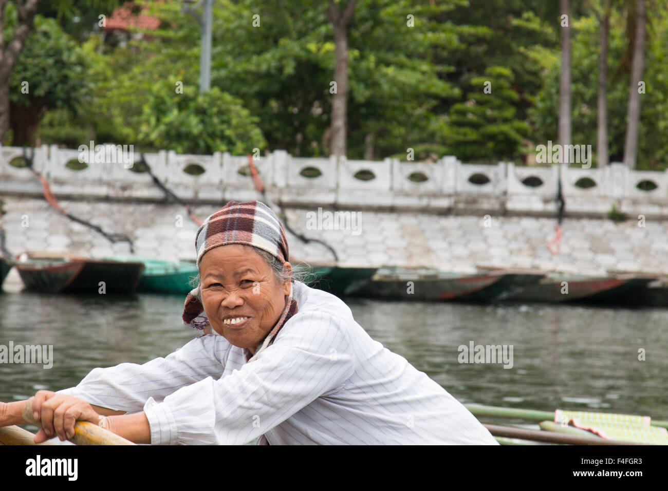 Il vietnamita lady donna femmina con bel sorriso il canottaggio la sua barca su ong dong river a Tam Coc,Ninh Binh,Vietnam Foto Stock