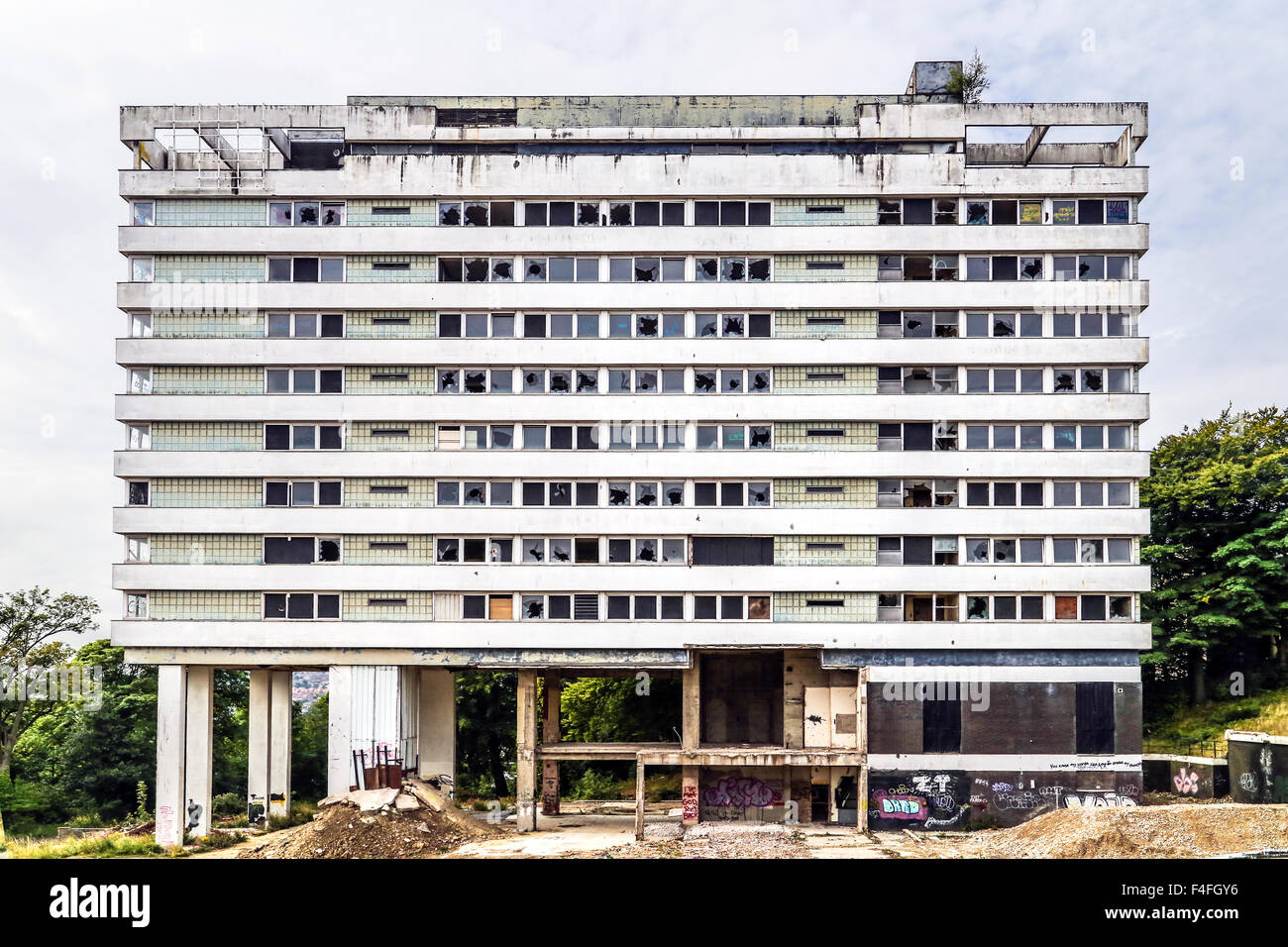 Abbandonata, abbandonata highrise appartamento torre residenziale edificio a blocco MDU Foto Stock