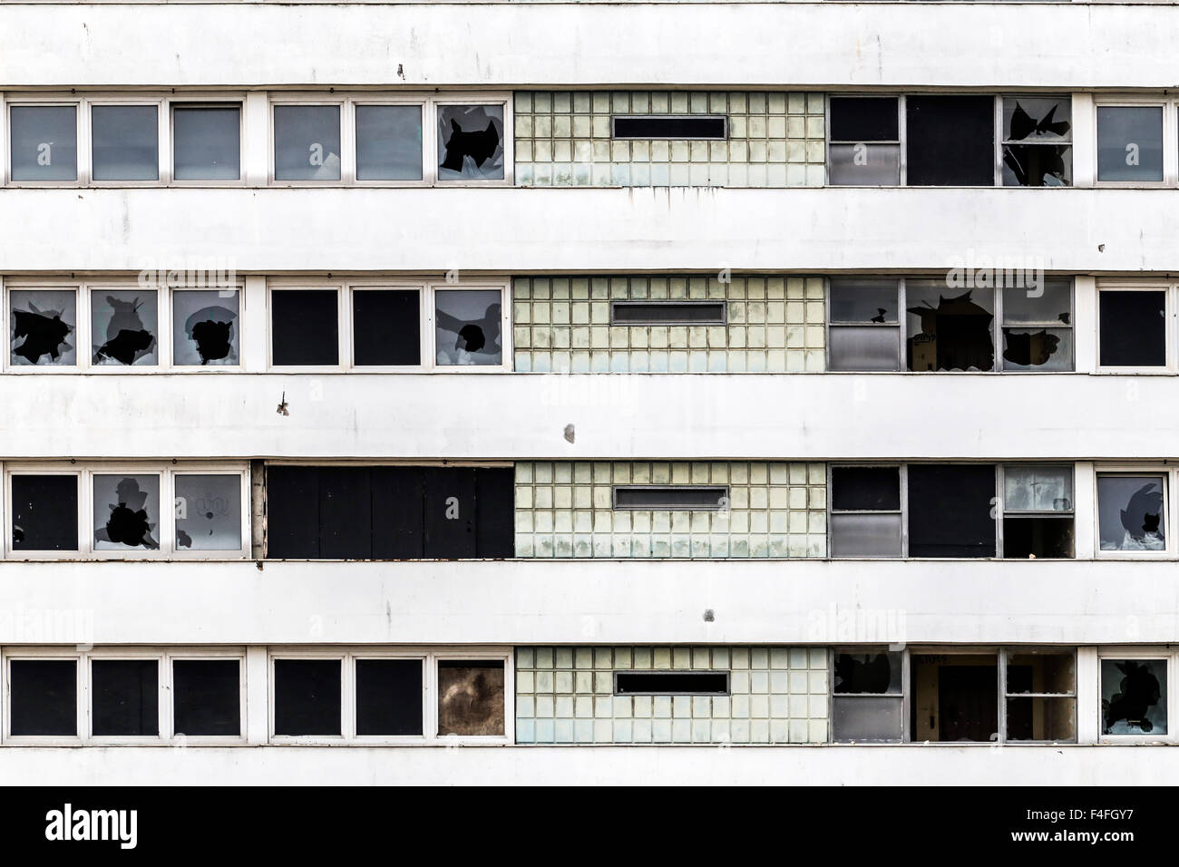 Abbandonata, abbandonata highrise appartamento torre residenziale edificio a blocco MDU dettaglio Foto Stock