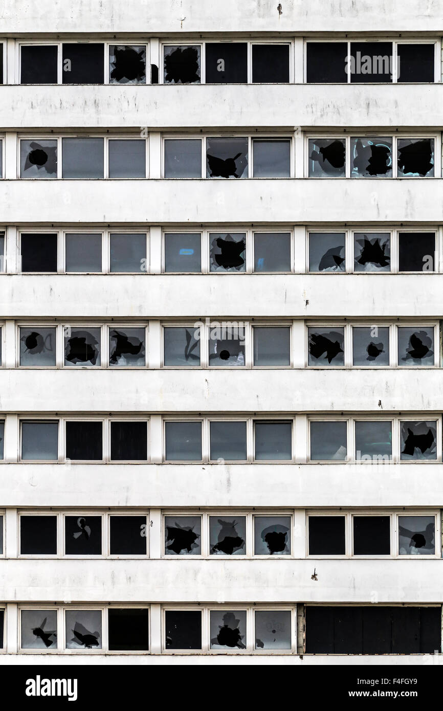 Abbandonata, abbandonata highrise appartamento torre residenziale edificio a blocco MDU dettaglio Foto Stock