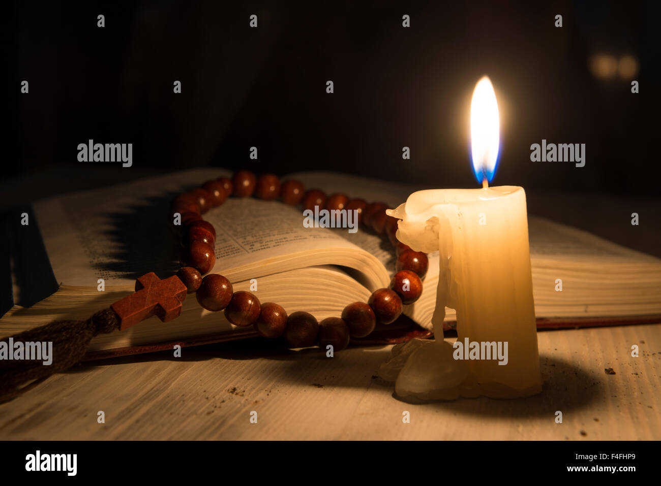 Tema Religioso candela con incenso e libro sacro Foto Stock