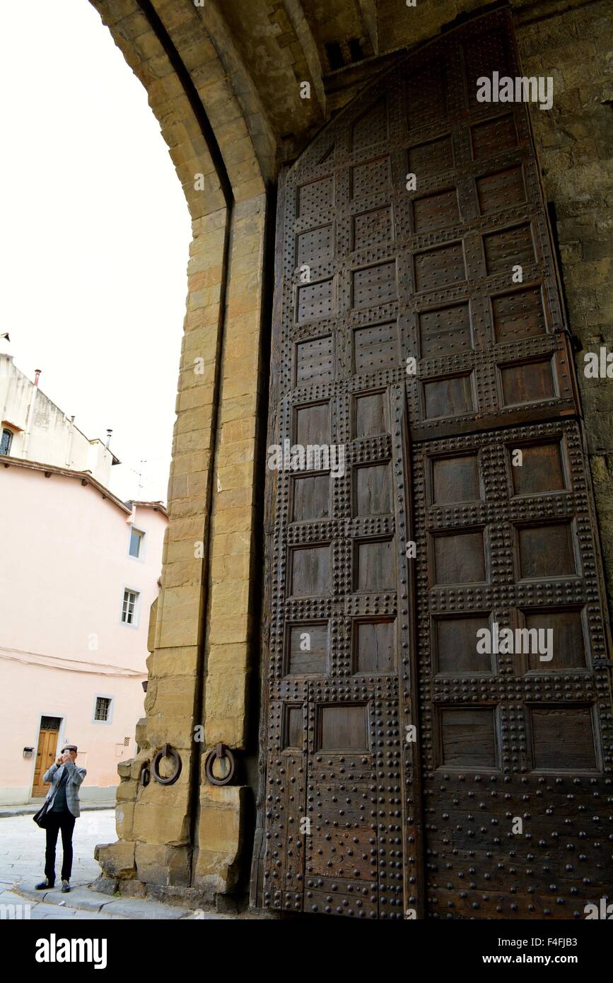 Uomo di prendere una fotografia presso le vecchie mura della città entrata a Firenze Italia Foto Stock