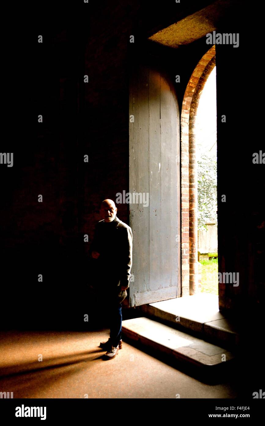 Uomo in piedi in una porta di una delle sette chiese, Bologna, Italia Foto Stock