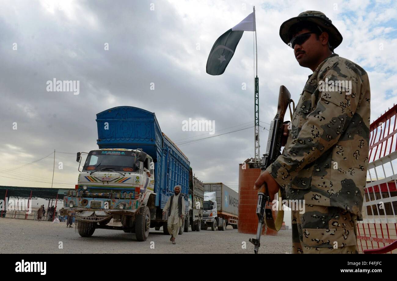 Di Kandahar. Xvii oct, 2015. Un poliziotto sta di guardia ad un checkpoint nei pressi del confine Afghan-Pakistan Spin Boldak il quartiere meridionale di Kandahar provincia di Afghanistan, Ottobre 17, 2015. Il governo dell'Afghanistan ha lamentato delle misure di sicurezza in tutto il paese dopo militanti talebani' coinvolgimenti per catturare le grandi città in Afghanistan. © Snaullah/Xinhua/Alamy Live News Foto Stock