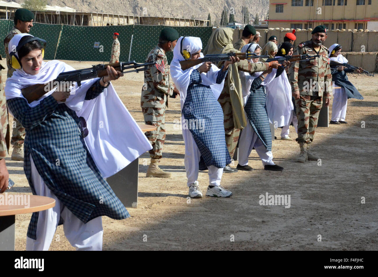 Quetta. Xvii oct, 2015. Studenti di sesso femminile prendere parte in un'arma sessione di formazione nel sud-ovest del Pakistan Quetta, Ottobre 17, 2015. Le autorità hanno iniziato l'arma speciale di sessioni di formazione per studenti di sesso femminile di Sardar Bahadur Khan donna University di Quetta. © Irfan/Xinhua/Alamy Live News Foto Stock