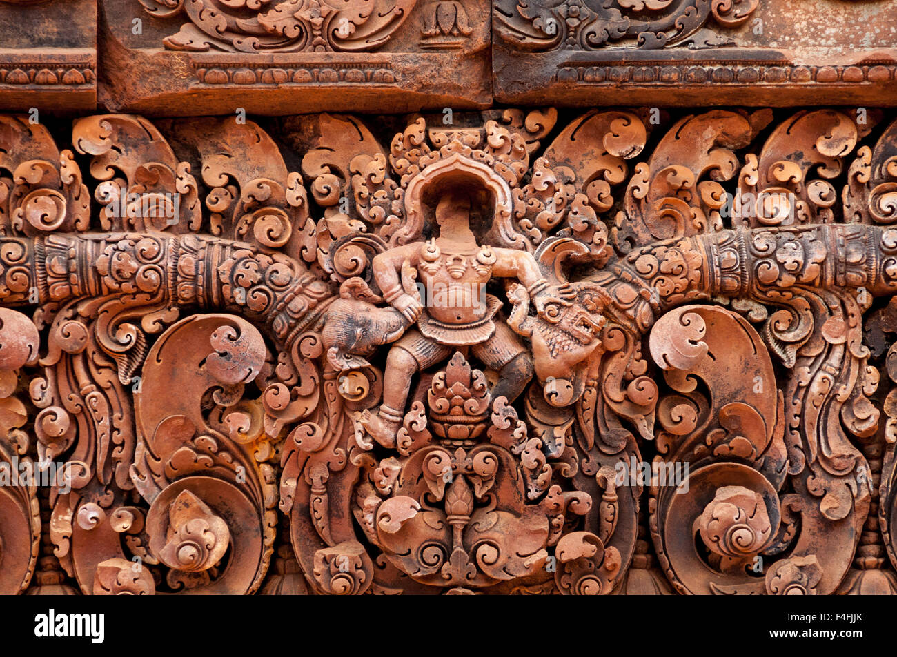 Dettaglio di sculture in pietra a Banteay Srei Foto Stock