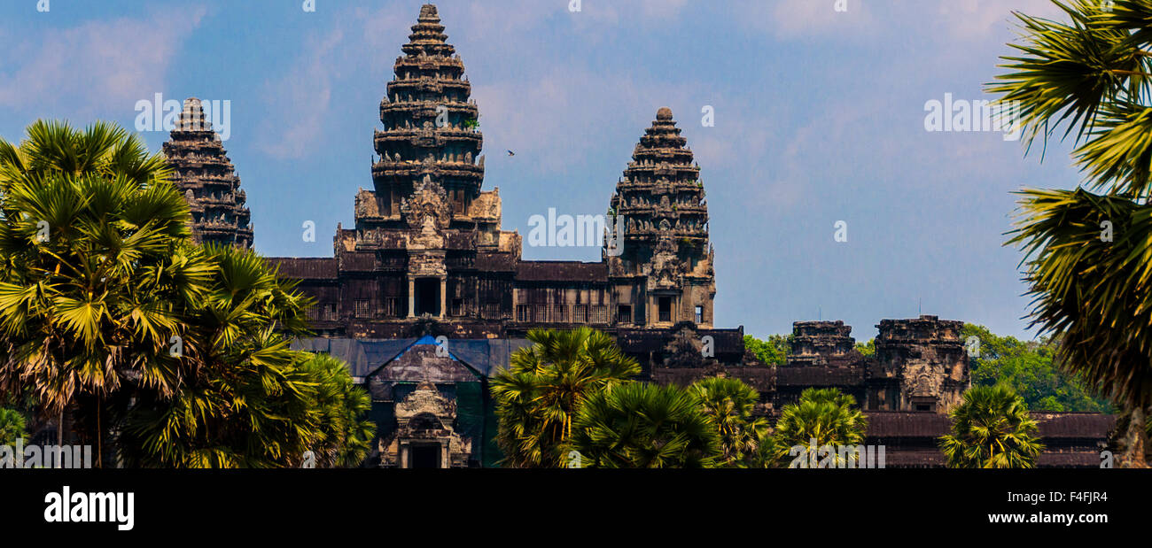 Parte anteriore di Angkor Wat sotto cloudscape Foto Stock