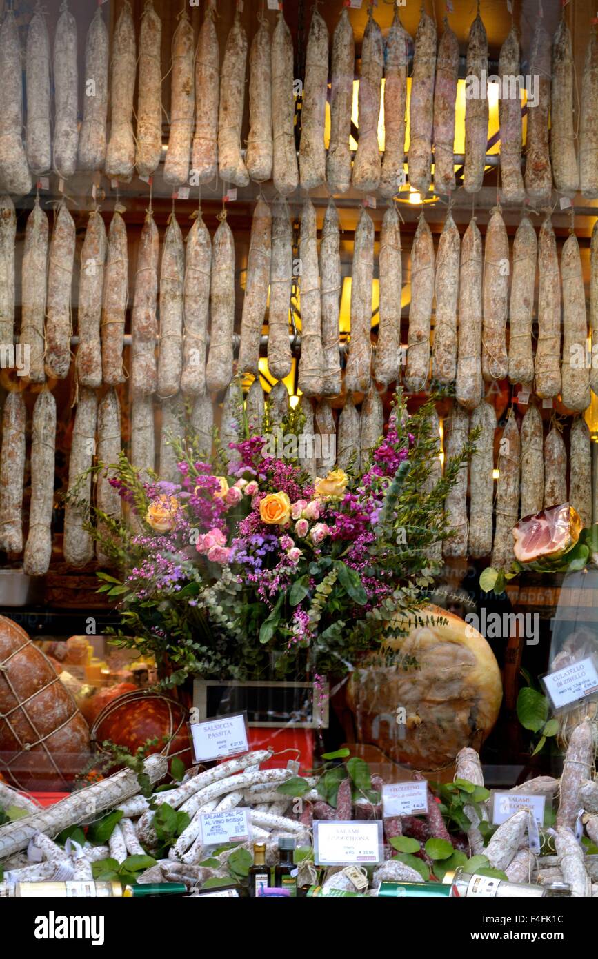 Salami appesi in una vetrina a Bologna Italia Foto Stock