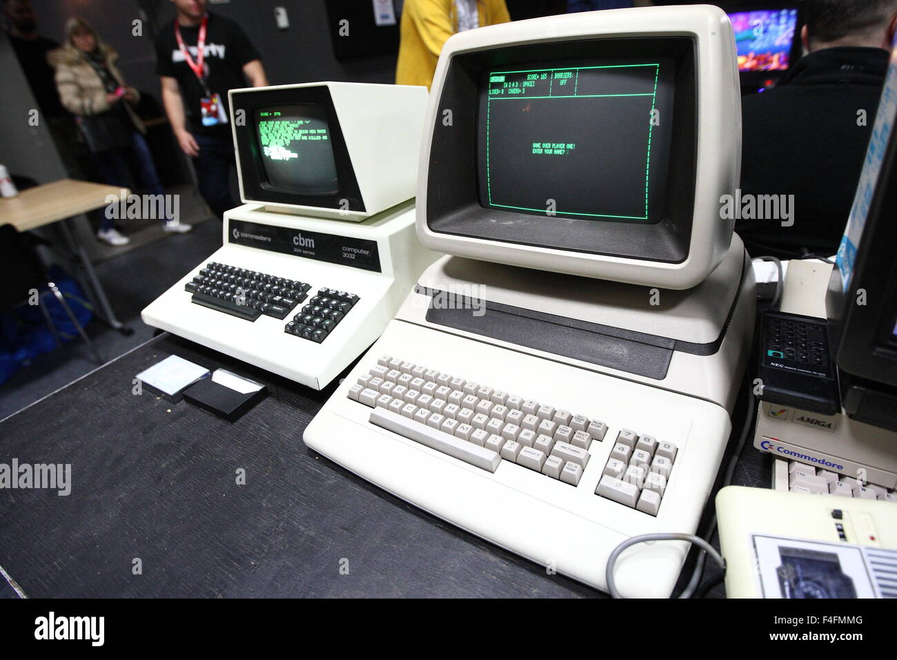 Gdansk, Polonia 17th, Ott. 2015 computer retrò mostrano in Gdansk denominato RETROKOMP/errore di carico 2015. Decine di espositori mostrano il loro Atari, ZX Spectrum, Amiga Schneider, SEGA e polacco ELWRO su uno dei più grandi vecchi ottavo e sedicesimo bit computer mostra in Polonia. Nella foto: Commodore CBM computer Credito: Michal Fludra/Alamy Live News Foto Stock