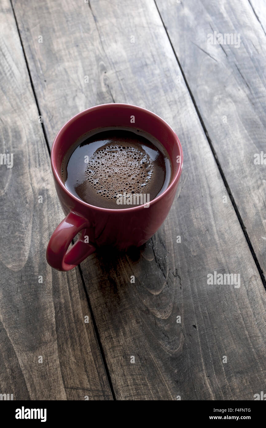 Tazza di caffè su sfondo di legno, close up Foto Stock