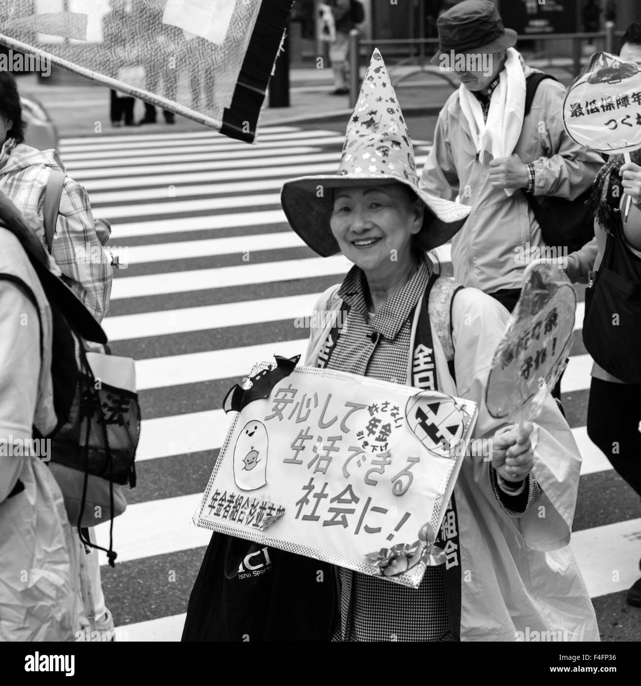 Giapponese anti-guerra e modifica costituzionale manifestanti con un tema di Halloween in Ginza Tokyo Foto Stock