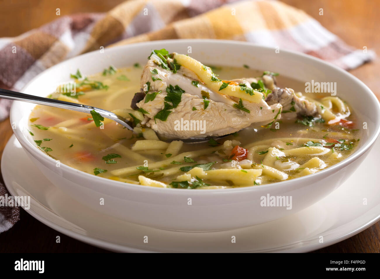 Ciotola di zuppa di pollo con verdure e tagliatelle Foto Stock