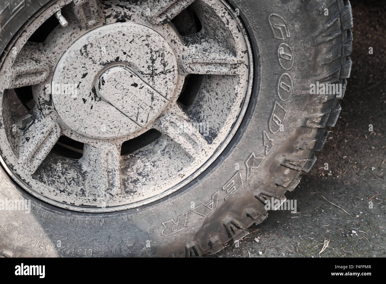 San Pietroburgo, Russia - 11 Ottobre 2015: ruota sporca con logotipi, Hummer H2 frammento di auto Foto Stock
