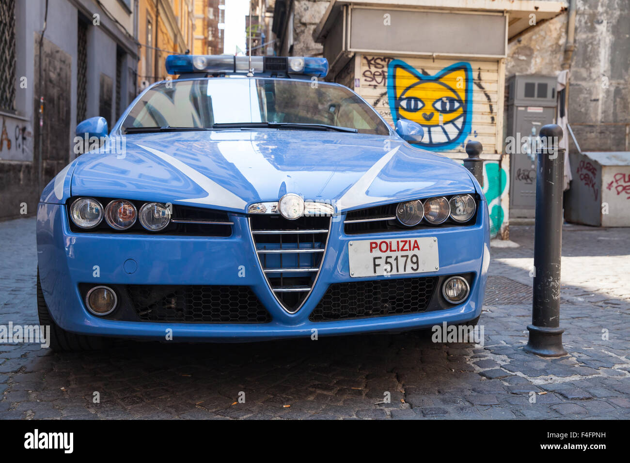 Napoli, Italia - 09 agosto 2015: Blu Alfa Romeo 159 "Pantera', auto della polizia a Napoli Foto Stock