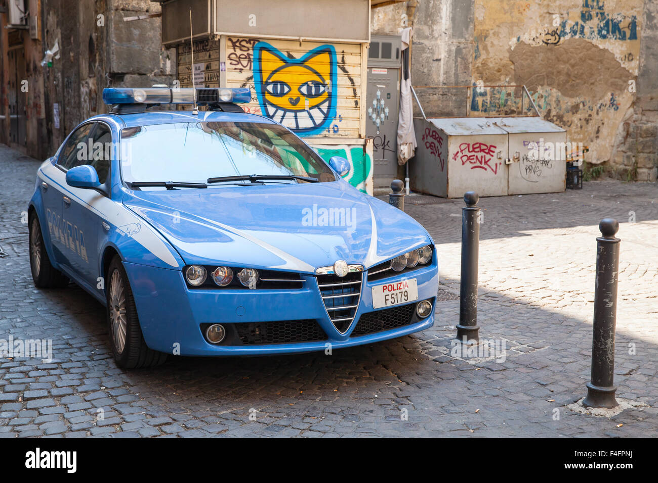 Napoli, Italia - 09 agosto 2015: Blu Alfa Romeo 159 "Pantera', auto della polizia in una strada a Napoli Foto Stock