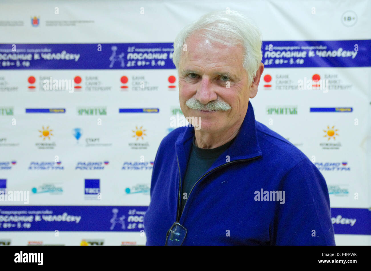 La Russia. San Pietroburgo. Il regista Yann Arthus-Bertrand presso il Festival del Film 'Messaggio all'uomo'. Foto Stock