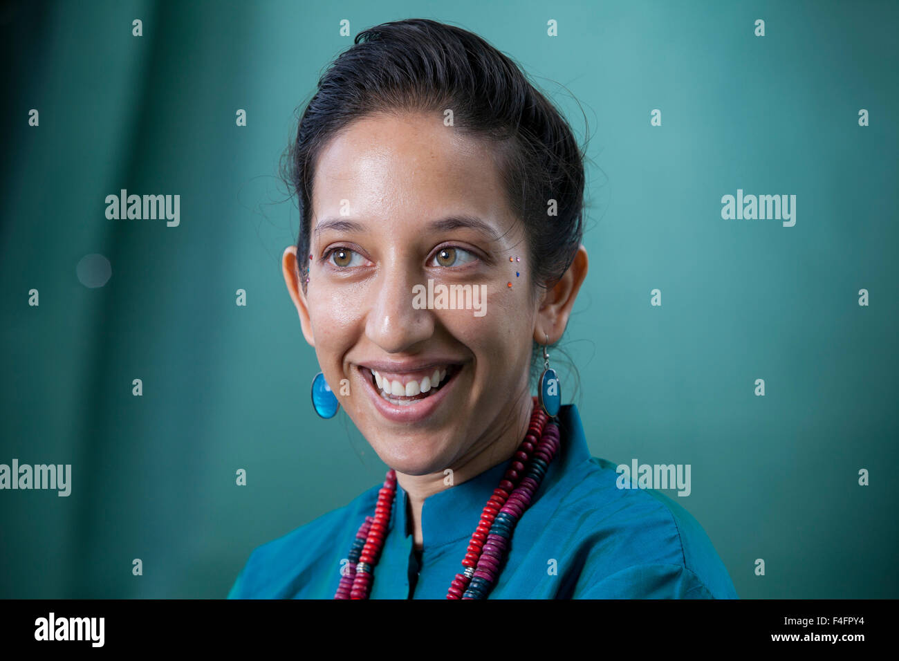 Bidisha, il British Indian emittente e giornalista, all'Edinburgh International Book Festival 2015. Foto Stock