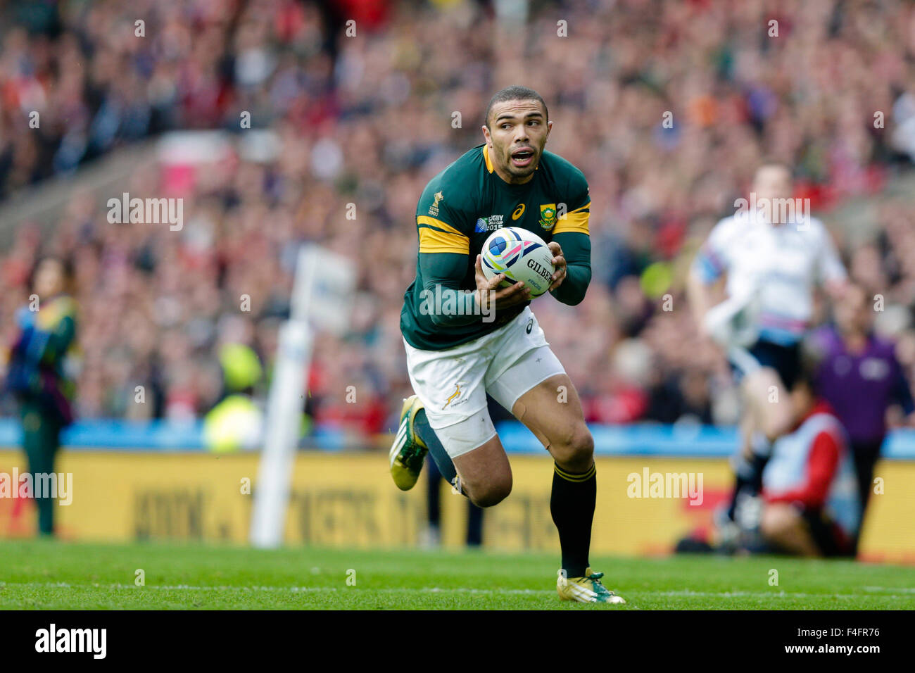 Stadio di Twickenham, Londra, Regno Unito. Xvii oct, 2015. Coppa del Mondo di Rugby Quarti di finale. Sud Africa contro il Galles. Sud Africa winger di Bryan Habana campi una palla alta di credito: Azione Sport Plus/Alamy Live News Foto Stock