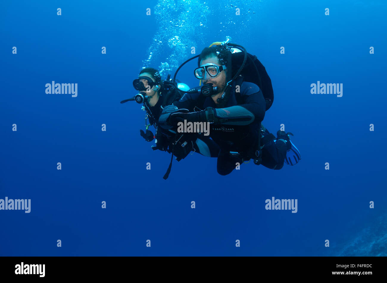 Coppia giovane divers nuoto nella colonna d'acqua, l'Oceano Indiano, Maldive Foto Stock