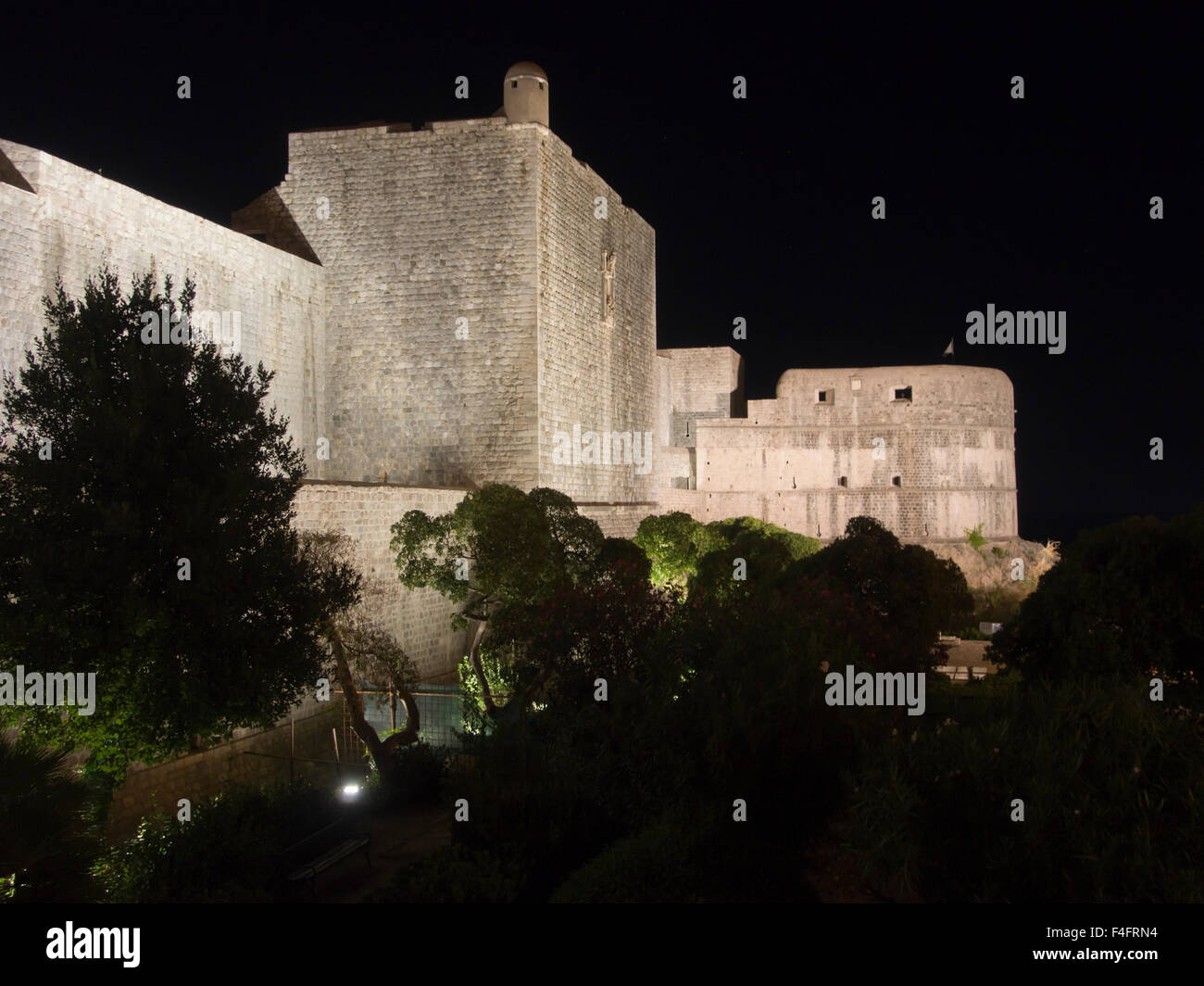 Mura di fortificazione che circonda la città vecchia di UNESCO World Heritage Site Dubrovnik Croazia illuminata di notte Foto Stock