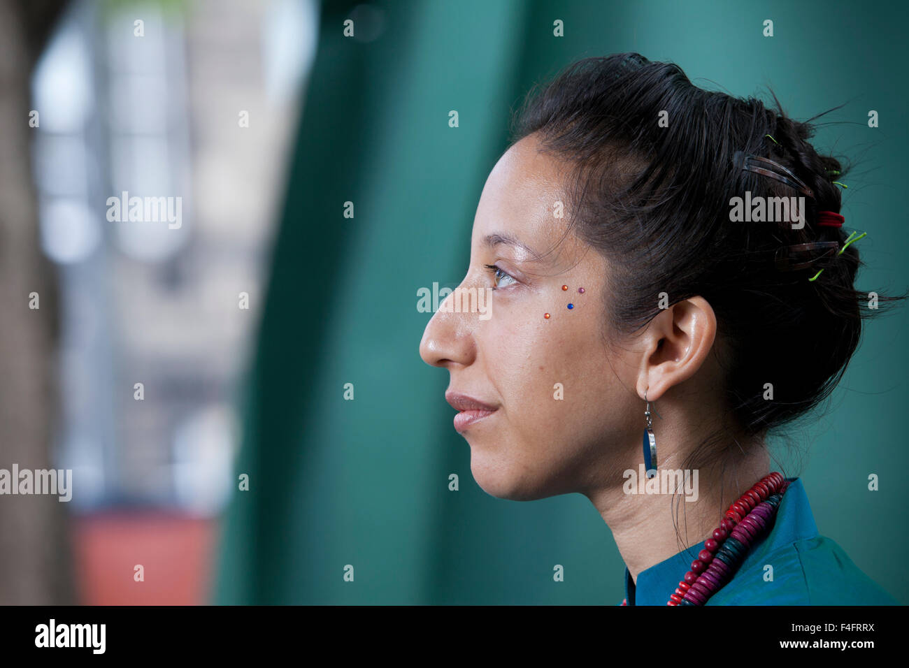 Bidisha, il British Indian emittente e giornalista, all'Edinburgh International Book Festival 2015. Foto Stock