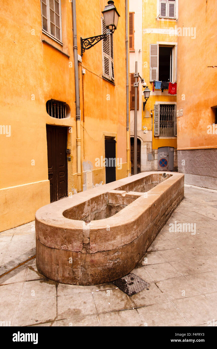 Un bagno comune in Rue de l'Ancien Sénat nella città vecchia, la Vieille Ville, di Nizza nel sud della Francia Foto Stock