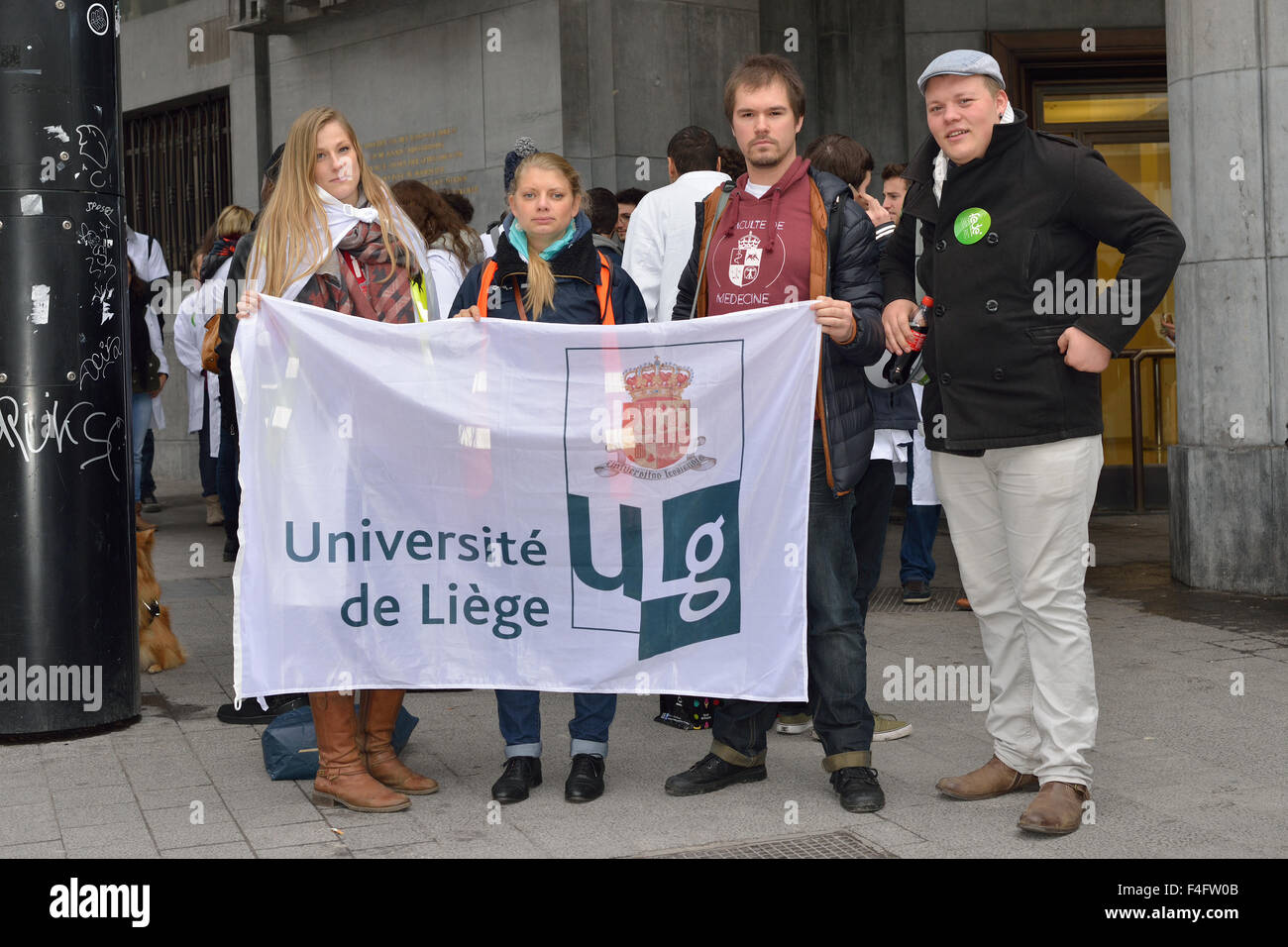 Liegi, Belgio. 16 ottobre, 2015. Studenti di Medicina dell Università di Liegi preparando per dimostrare a Bruxelles, Belgio, Venerdì 16 ottobre, 2015. Le attuali regole di assegnazione di INAMI/RIZIV numeri non sono ancora buone per futuri farmaci in Belgio Credito: Skyfish/Alamy Live News Foto Stock