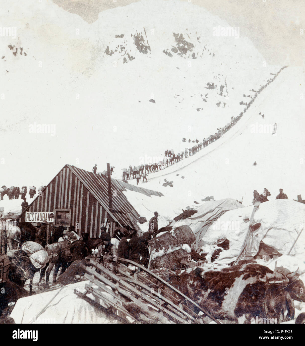 Chilcoot Pass, Alaska: legato per il Klondyke gold fields1898 Foto Stock