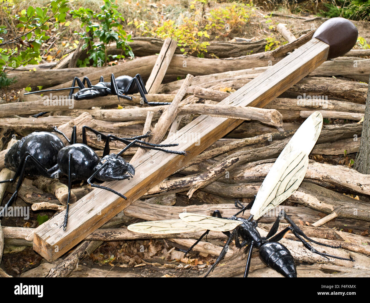 Formiche giganti con ali di attaccare un enorme corrispondono Foto Stock