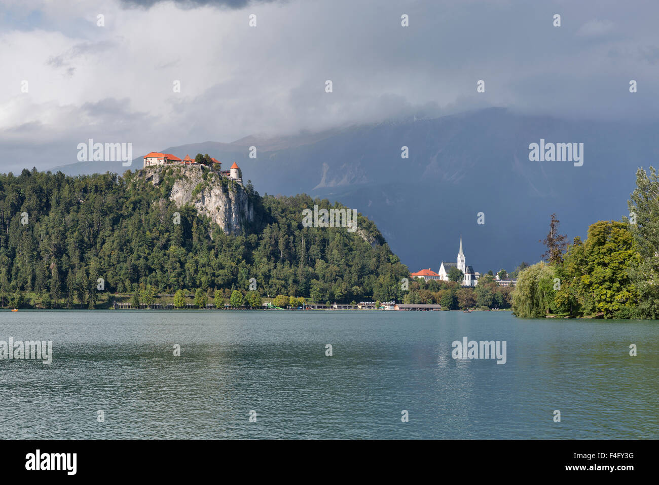 Il castello medievale e il St. Martins Chiesa Parrocchiale che si affaccia sul lago di Bled in Slovenia. Uno dei siti pittoreschi della nazione. Foto Stock