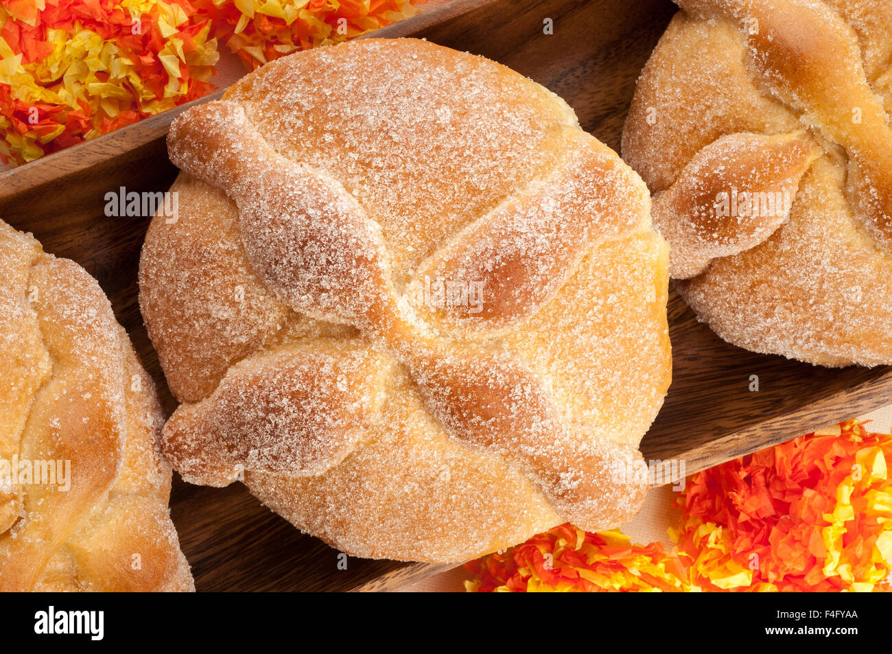 Pane dolce chiamato pane dei morti (Pan de Muerto) goduto durante il giorno dei morti festeggiamenti in Messico. Foto Stock